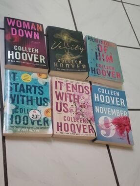 Like new paperback edition book bundle "Colleen Hoover" (6)